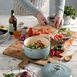 Denby Pavilion Gietijzeren Pot Rond Ø24 Cm, Lichtblauw -Potten & pannen Winkel denby gietijzeren pot rond 24 cm 6