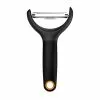 Fiskars Functional Form Peeler , Black 2 Fiskars Functional Form Peeler , Black -Potten & pannen Winkel fiskars functional form peeler black 0