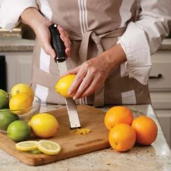 Microplane Premium Classic Zesteur, Koraalkleurig -Potten & pannen Winkel microplane premium classic zesteur 32 2 scaled