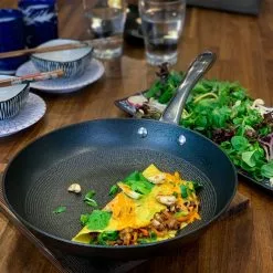 Satake Frying Pan Lightweight Cast Iron, Honeycomb Non-stick 26 Cm -Potten & pannen Winkel satake frying pan lightweight cast iron honeycomb non stick 10 1