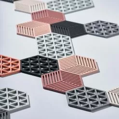 Zone Denmark Triangle Trivet Small, Cool Grey -Potten & pannen Winkel zone denmark triangles trivet nordic sky 8